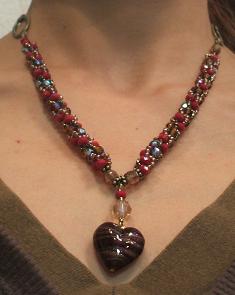 赤＆茶ハート　ペレンクロッシェネックレス　着画