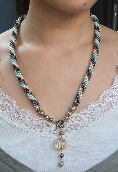 チューブクロッシェネックレス着画