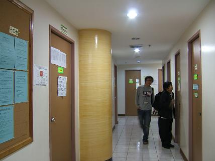 日本人掲示板の隣の部屋は視聴覚室、その名も「ミラクル」
