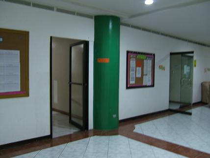 向かって左側の入り口を入り