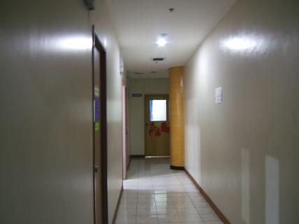 左手は手前がグループ教室、奥がクリニック