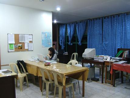 学習オフィスの中には、リフレッシャーマネージャー、ヘッドティーチャー、学習局長のデイビッドさん、他日本人スタッフのRikaちゃんがいます