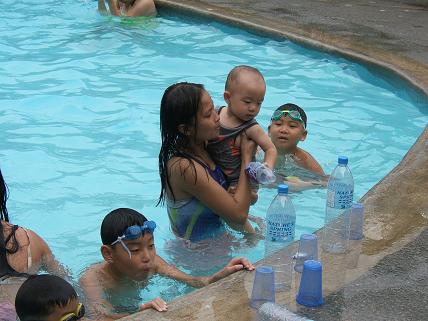 ペットボトルもプラスティックコップも子供たちにとっては立派なおもちゃに