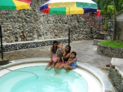 プールの水は冷たいので、温泉につかります