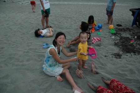 子供達は砂遊びに夢中♪