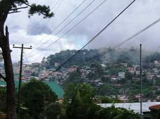 霧につつまれたバギオ市内