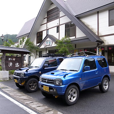 宿の前の2台