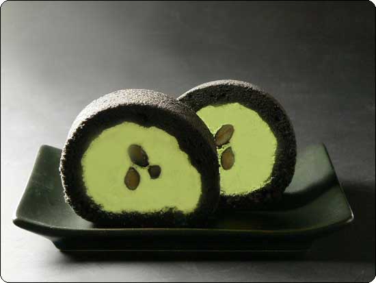 竹炭仕立てロールケーキ1