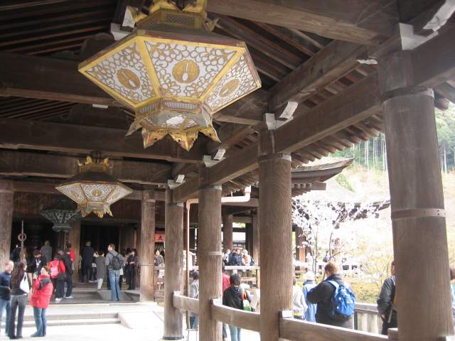 清水寺の舞台へ続く廊下