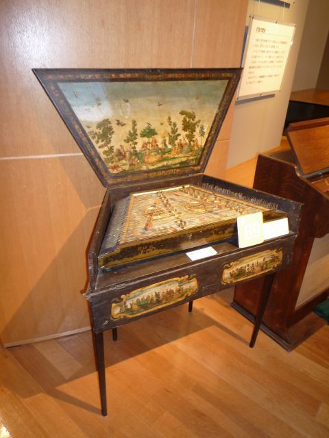 絵画がほどこされたピアノ（チェンバロ）
