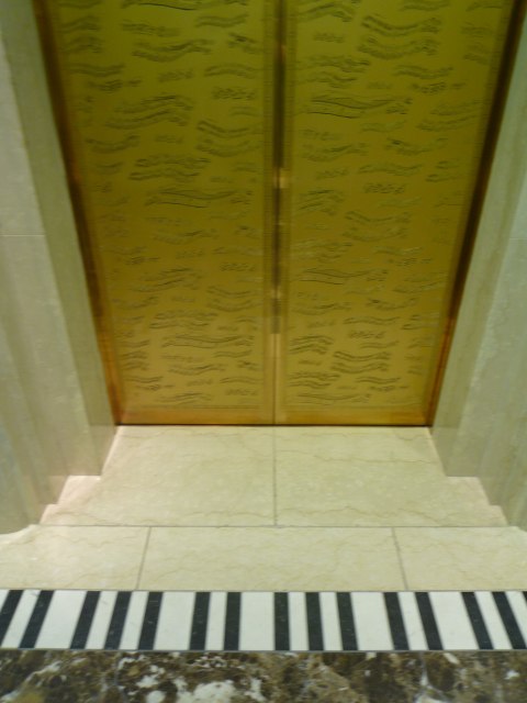 浜松アクトシティ　エレベーターには音符が、その前にはピアノの鍵盤が♪