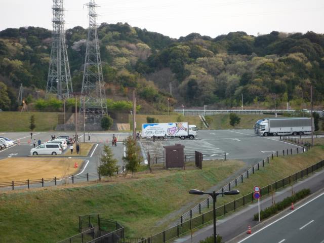 遠くに見えたツアートラック