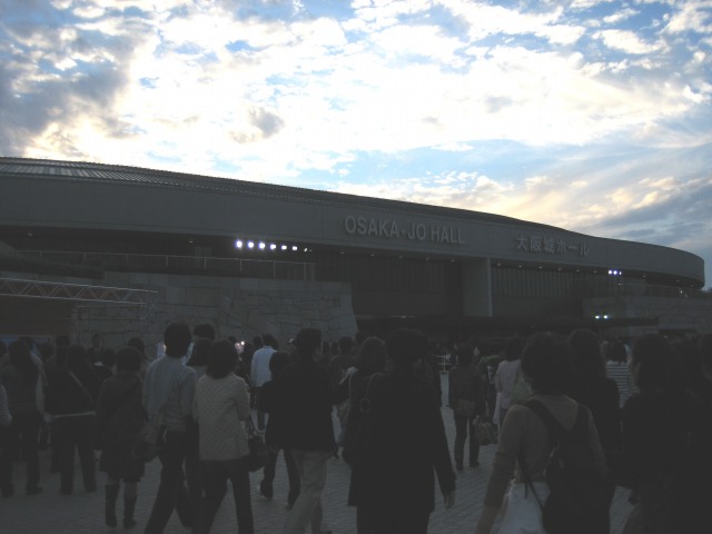 大阪城ホールに集う人たち
