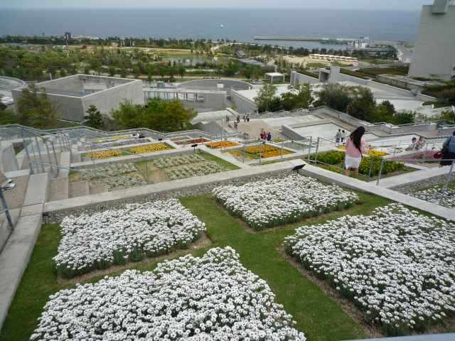 海の見える花の園