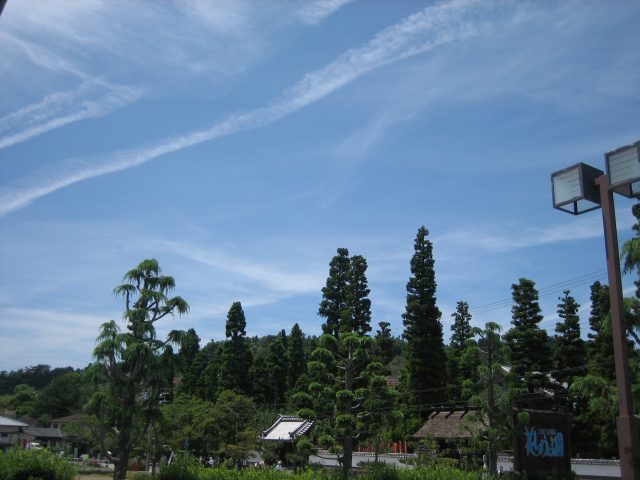 飛行機雲を見るといつも思い出すのは・・・