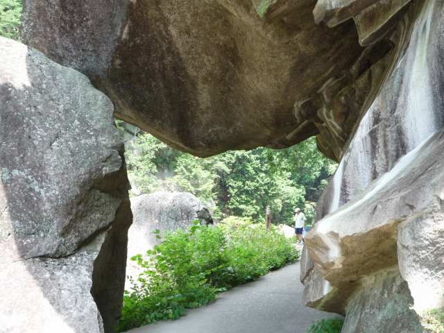 歩く道は大きな岩がたくさん