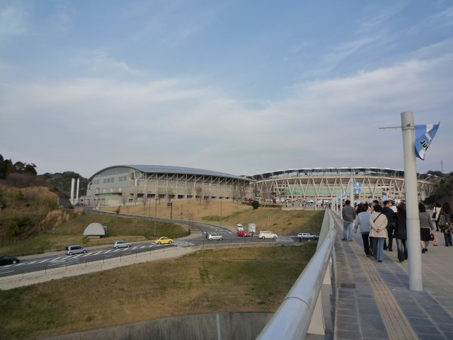 静岡エコパアリーナへ向かう人々