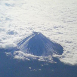 雲海に浮かぶ富士山