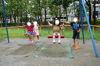 お友達とブランコ