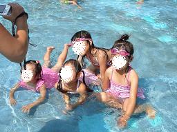 ネイチャーゲーム後、お友達と公園内のプールへ♪