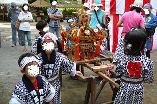 長女ちゃん、お神輿の前で、ハイポーズ♪