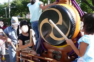 お神輿の太鼓をたたいてる長女ちゃん♪