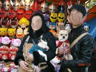 出店の前で夫と