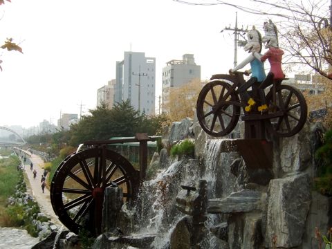 鷹岩のオブジェ