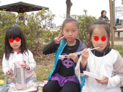 お昼ごはんは外で