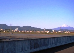 遠くに富士山が、見えるかな。