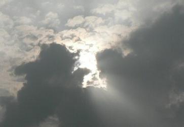 雲間から頑張る太陽