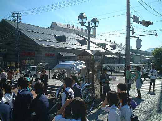 運河沿いの倉庫前は修学旅行の生徒たちでいっぱい