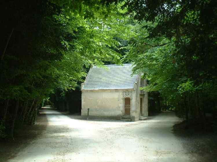 シャンティイの白い小屋１