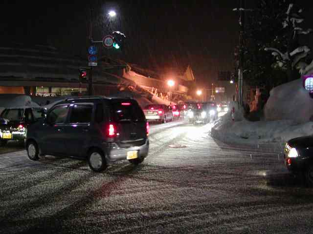山形 米沢 冬景色 夜の交差点