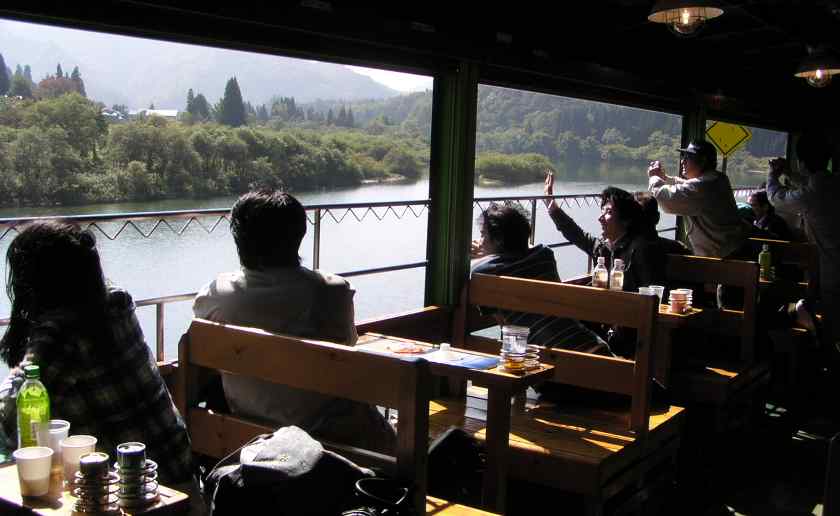 風っこ会津只見　川面の上を走る