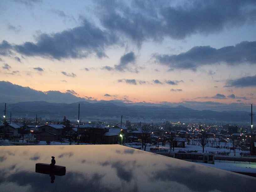 丘の上から見た冬の山形市