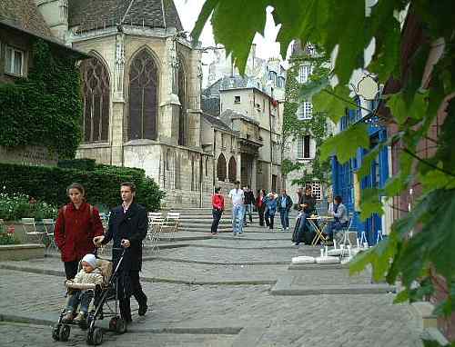パリ最古のオルガンが現存するサンジェルヴェ・サンプロテ教会前の小さな広場