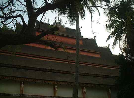 幾重にも重なる巨大な寺院の屋根