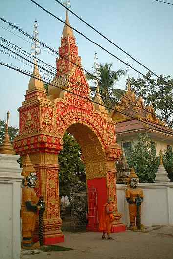 ラオス様式の寺院の強烈な色彩の門