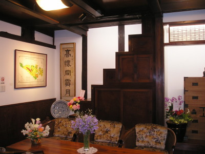 山本屋又右衛門　階段箪笥