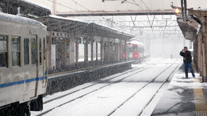 雪の中で列車撮影
