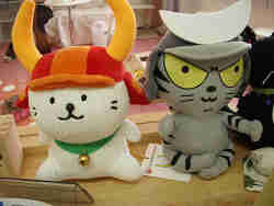 彦ニャンの隣の猫がニャアに似てる・・モデル料払えっ！