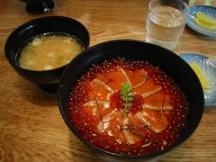 さけ親子丼（知床料理　一休屋にて）