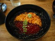 ウニといくらのハーフ丼（知床料理　一休屋にて）