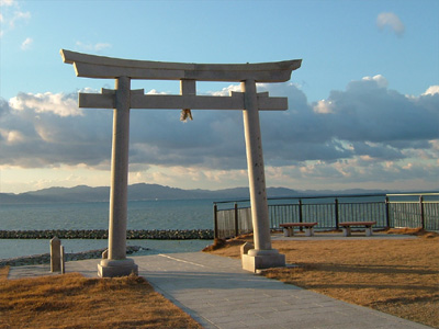 向こうに見えるはおのころ島