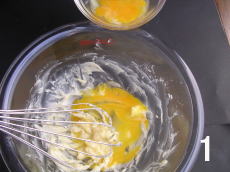 バターとハチミツを混合後、卵を加える