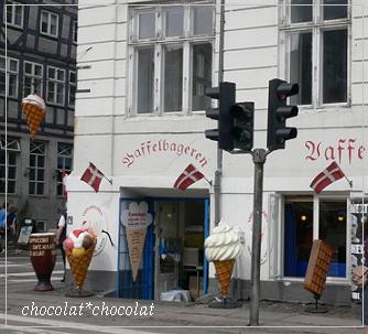 コペンハーゲンのソフトクリーム屋さんのかんばん＊Nyhavns.jpg