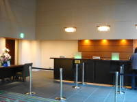 庭のホテルフロント