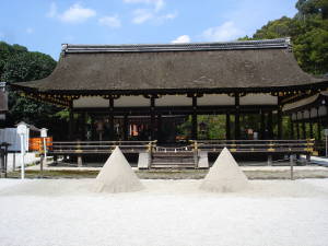 上賀茂神社・舞殿と立砂
