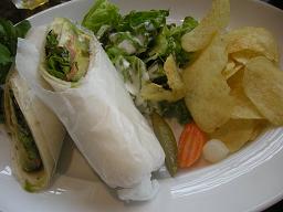 アボカドとサーモンのラップサンド